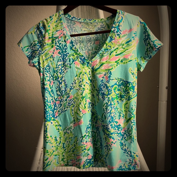 Lilly Pulitzer Tops - LILLY PULITZER SHORT SLEEVE V-NECK TOP